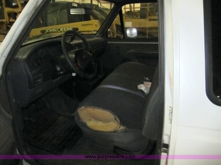 image for item 3325 1993 Ford F150 XLT pickup truck