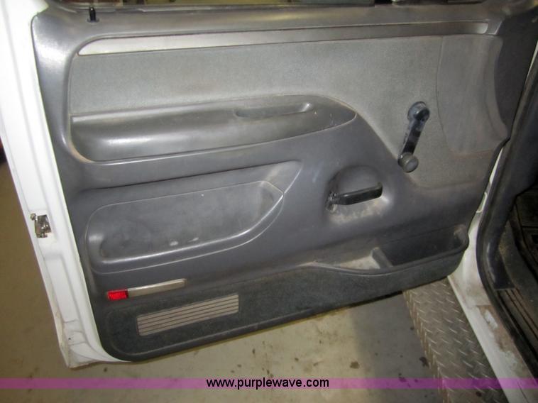 image for item 3325 1993 Ford F150 XLT pickup truck