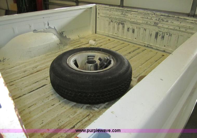 image for item 3325 1993 Ford F150 XLT pickup truck