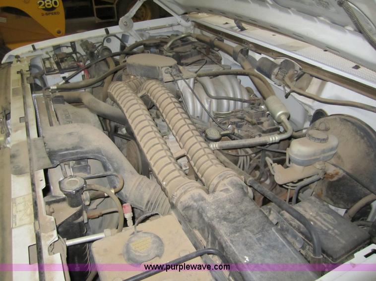 image for item 3325 1993 Ford F150 XLT pickup truck