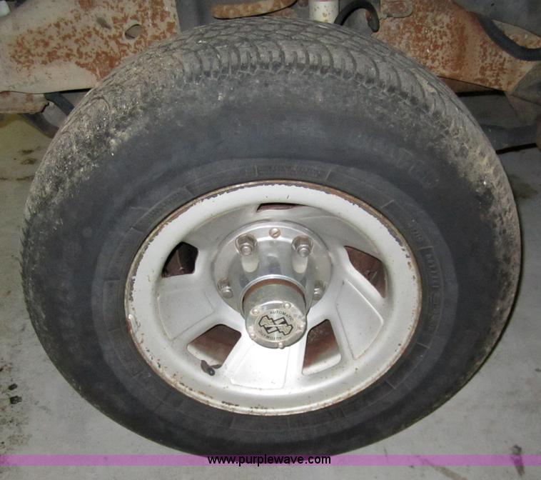 image for item 3325 1993 Ford F150 XLT pickup truck