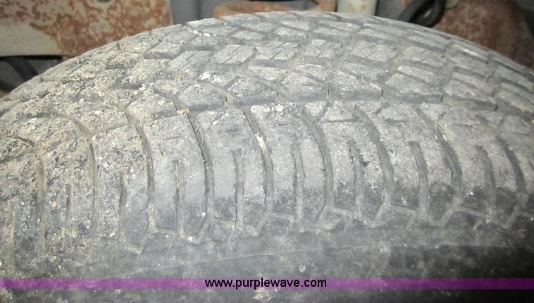 image for item 3325 1993 Ford F150 XLT pickup truck