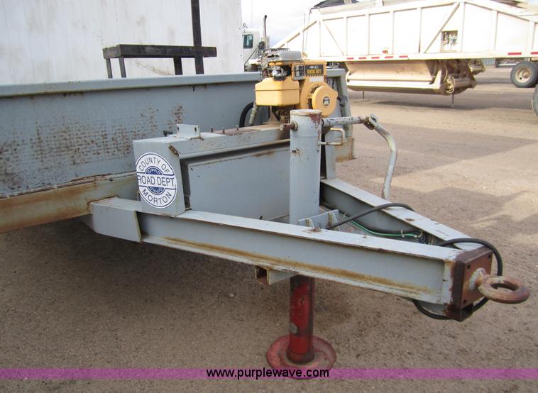 image for item 3332 1992 28' flatbed trailer