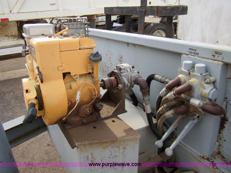 image for item 3332 1992 28' flatbed trailer