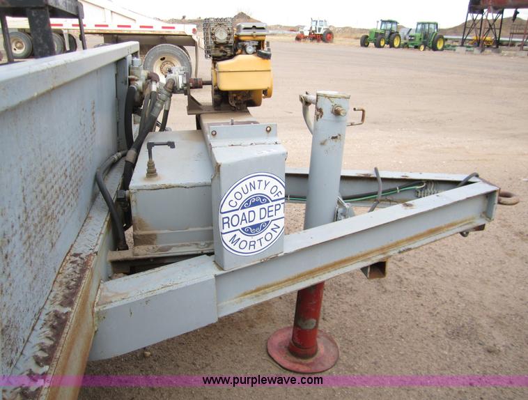 image for item 3332 1992 28' flatbed trailer