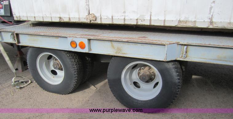 image for item 3332 1992 28' flatbed trailer