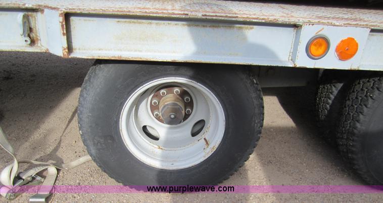 image for item 3332 1992 28' flatbed trailer
