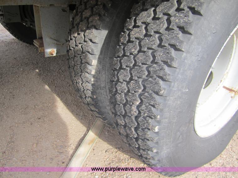 image for item 3332 1992 28' flatbed trailer