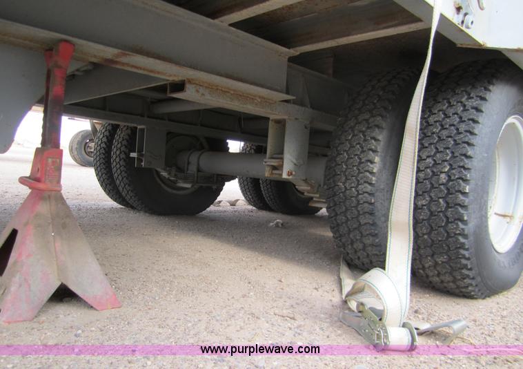 image for item 3332 1992 28' flatbed trailer