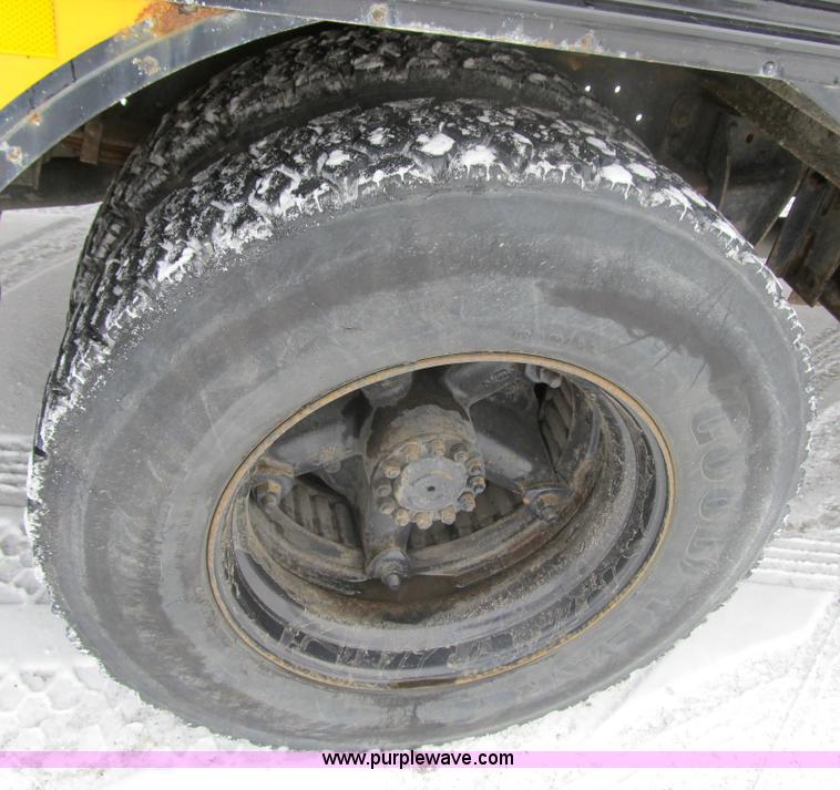 image for item 3599 1994 Ford B700 school bus