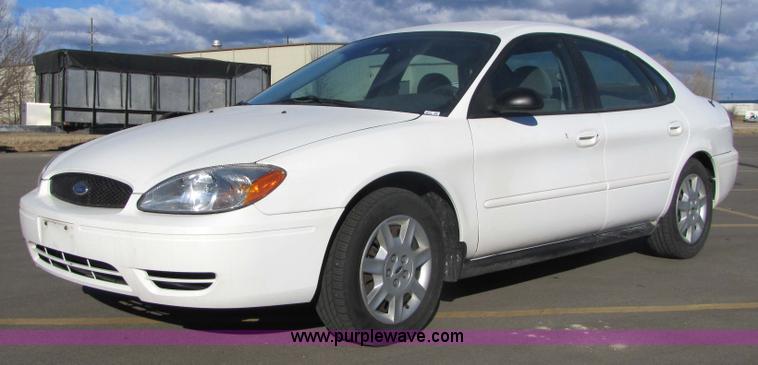 image for item 5210 2006 Ford Taurus SE