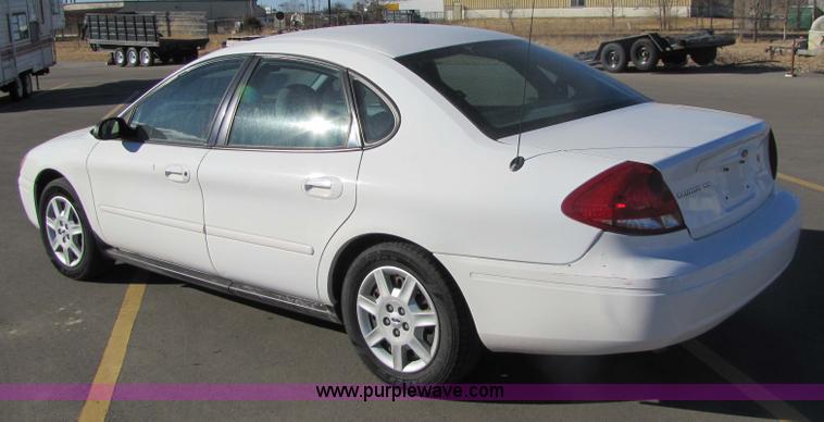 image for item 5210 2006 Ford Taurus SE