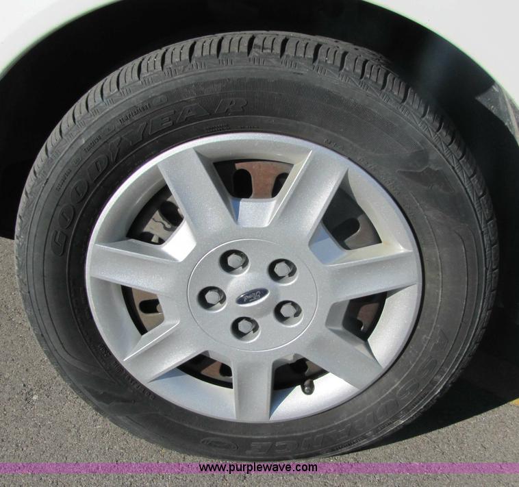 image for item 5210 2006 Ford Taurus SE