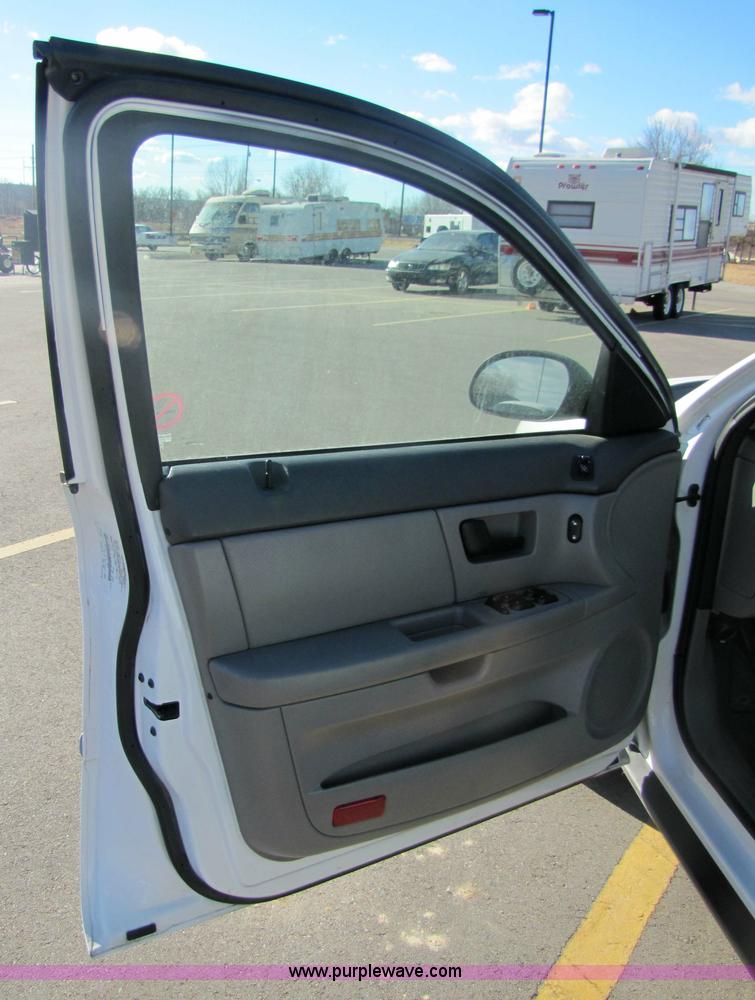 image for item 5210 2006 Ford Taurus SE