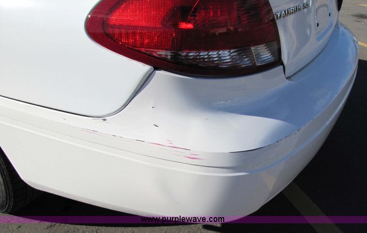 image for item 5210 2006 Ford Taurus SE