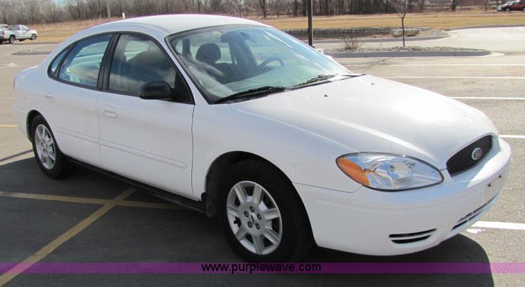image for item 5211 2006 Ford Taurus SE