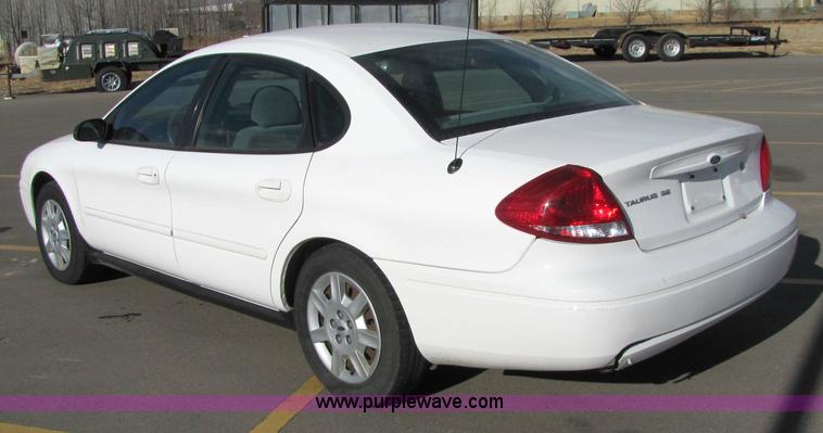 image for item 5211 2006 Ford Taurus SE