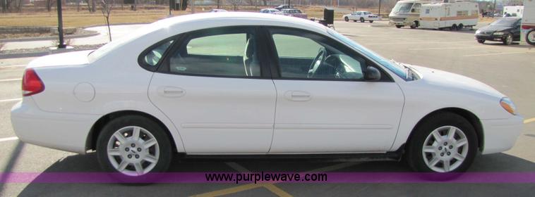 image for item 5211 2006 Ford Taurus SE