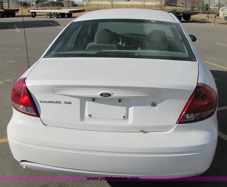 image for item 5211 2006 Ford Taurus SE