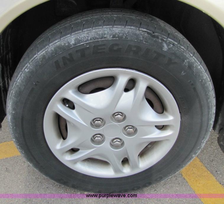 image for item 5212 2000 Dodge Stratus SE