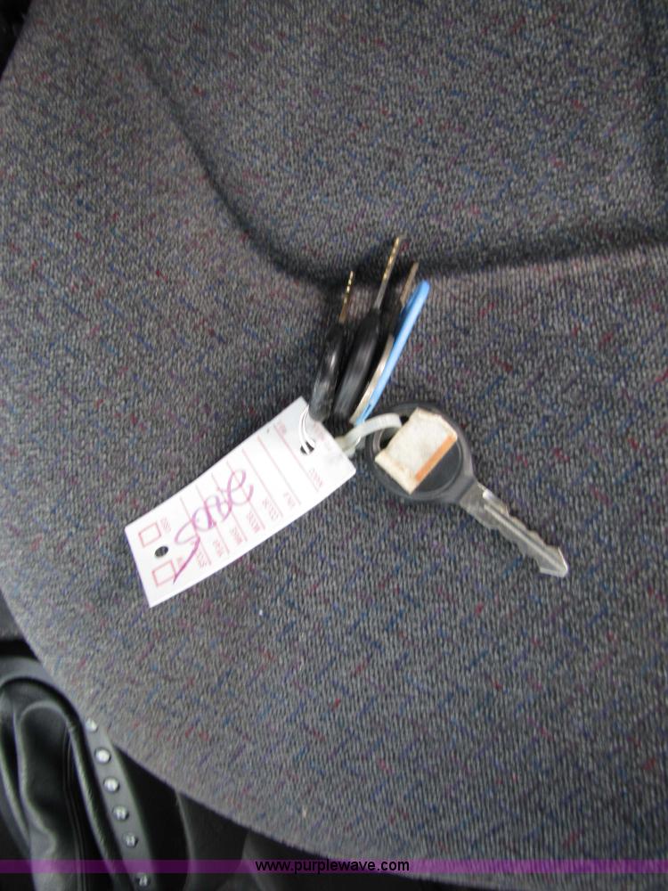 image for item 5212 2000 Dodge Stratus SE