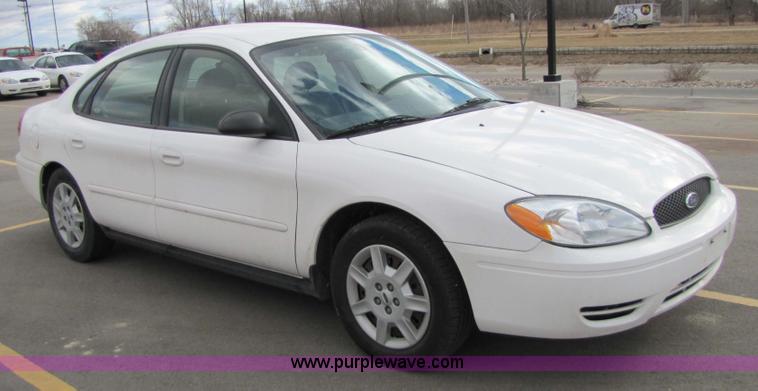 image for item 5213 2006 Ford Taurus SE