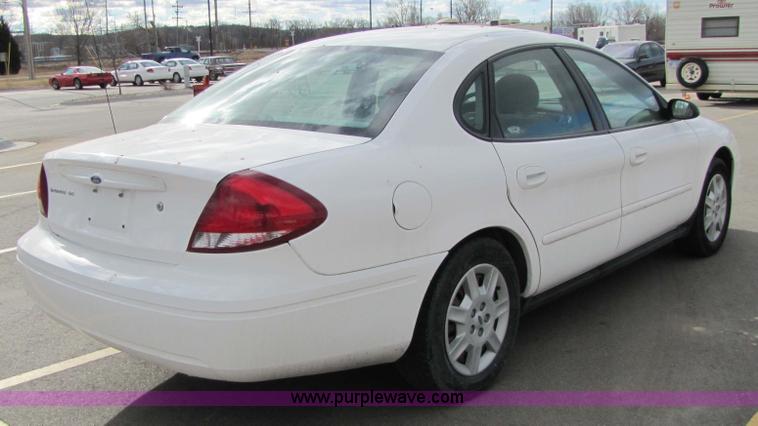 image for item 5213 2006 Ford Taurus SE