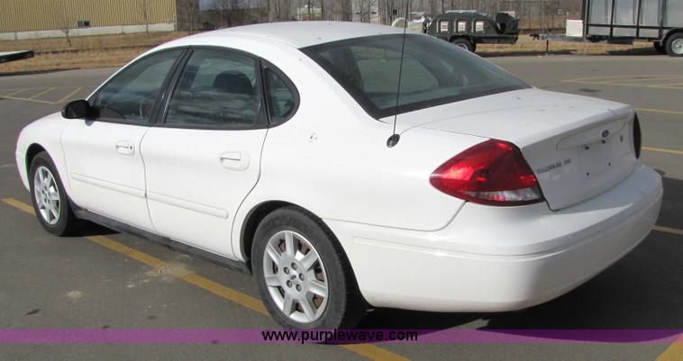 image for item 5213 2006 Ford Taurus SE
