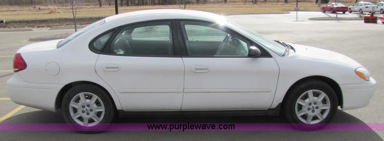 image for item 5213 2006 Ford Taurus SE