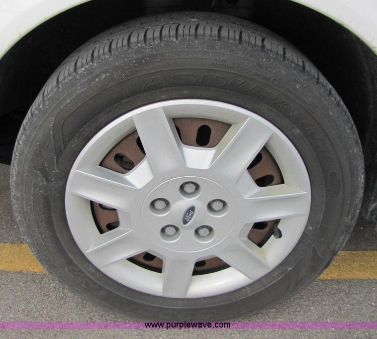 image for item 5213 2006 Ford Taurus SE