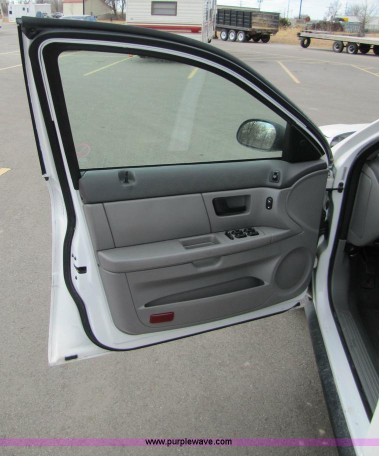 image for item 5213 2006 Ford Taurus SE