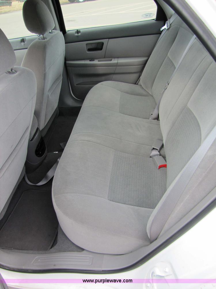 image for item 5213 2006 Ford Taurus SE