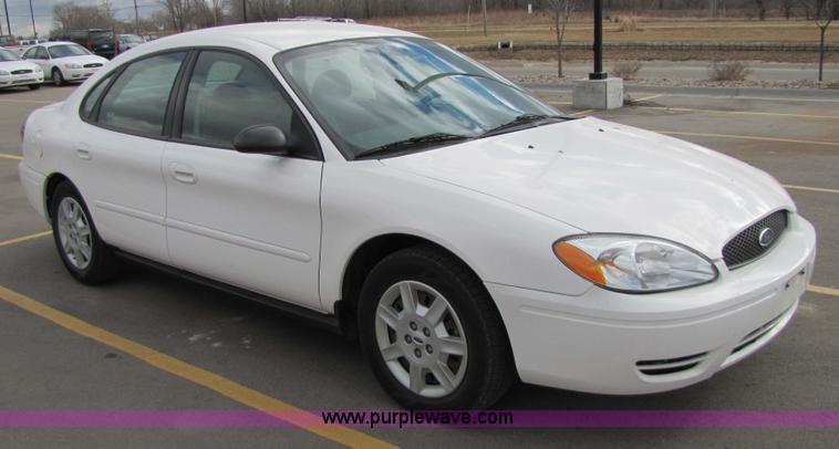 image for item 5215 2006 Ford Taurus SE