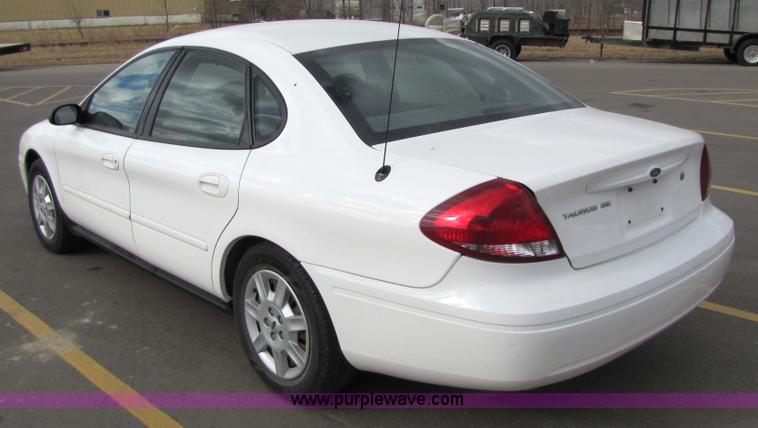 image for item 5215 2006 Ford Taurus SE