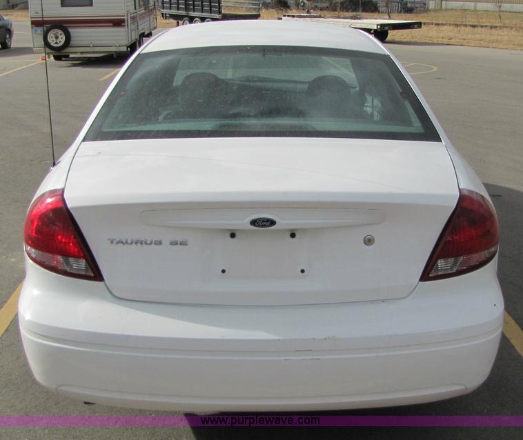 image for item 5215 2006 Ford Taurus SE