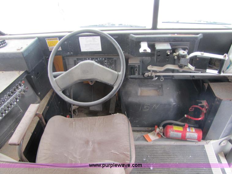 image for item 5226 1992 International 3800 Carpenter 47 passenger school bus