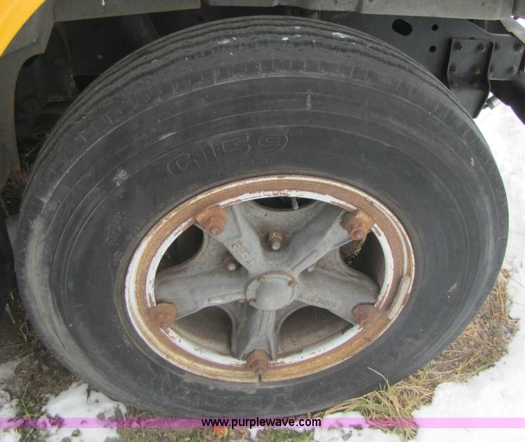 image for item 5226 1992 International 3800 Carpenter 47 passenger school bus