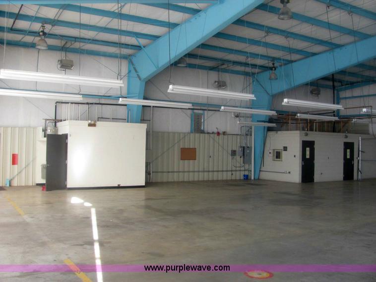 image for item 6120 1987 steel hangar building