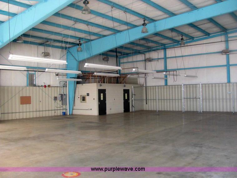 image for item 6120 1987 steel hangar building