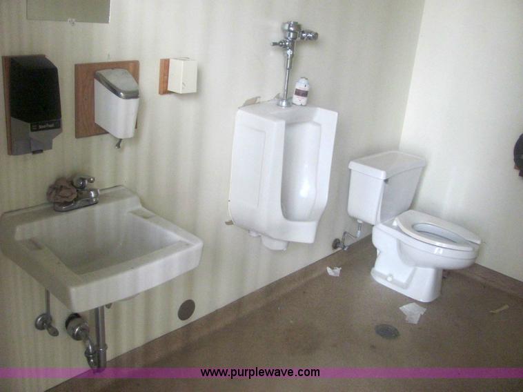 image for item 6120 1987 steel hangar building