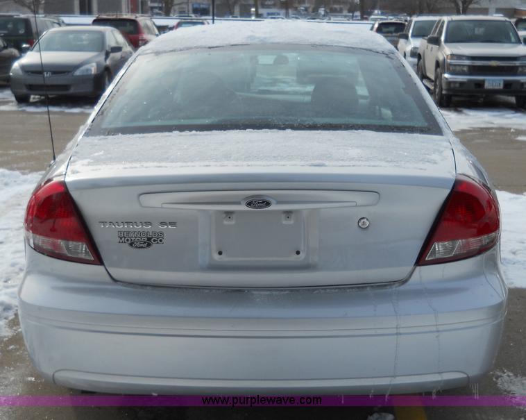 image for item 7808 2005 Ford Taurus SE