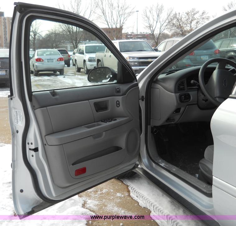 image for item 7808 2005 Ford Taurus SE