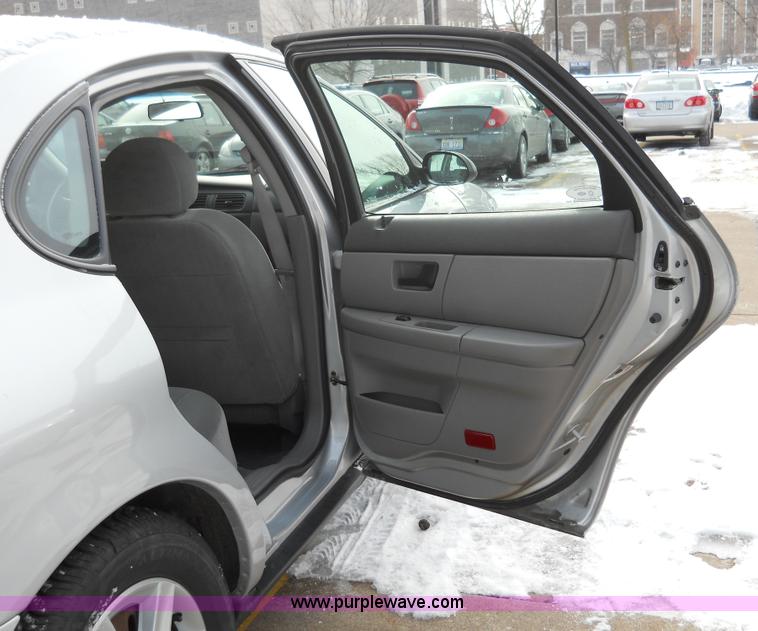 image for item 7808 2005 Ford Taurus SE