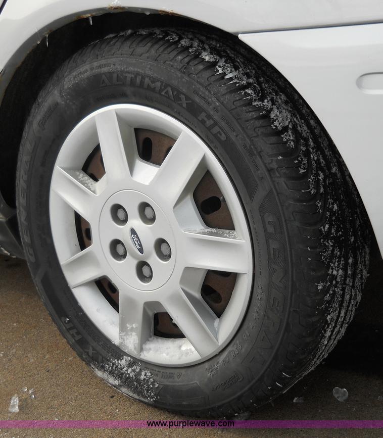 image for item 7808 2005 Ford Taurus SE