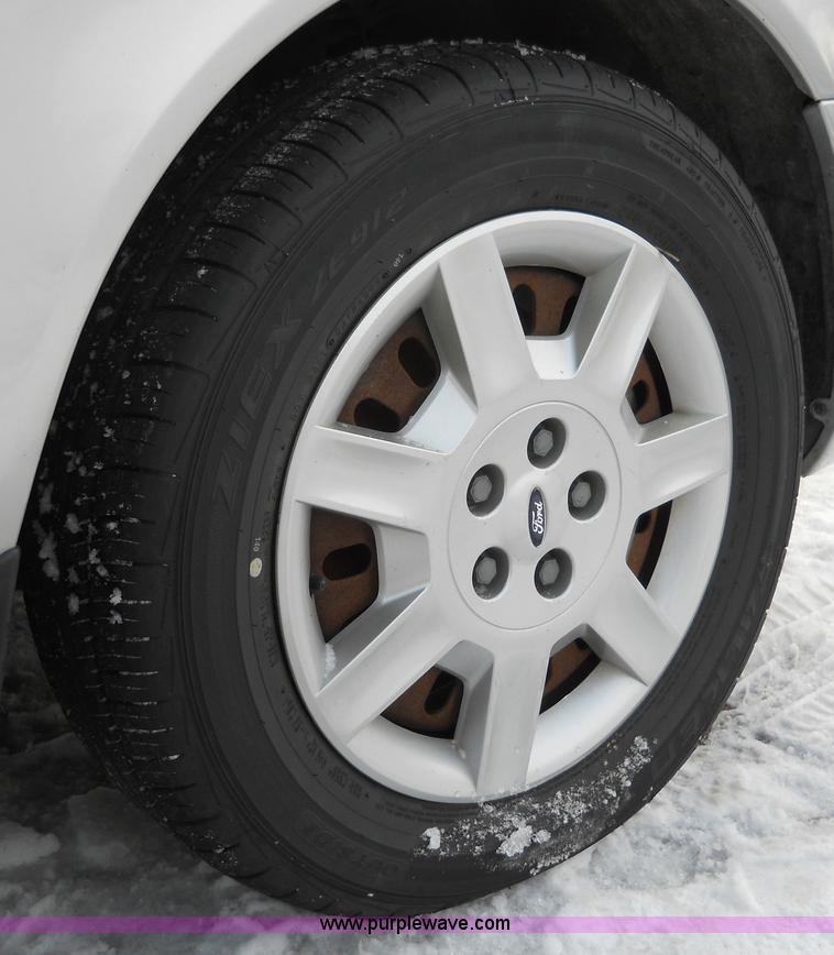 image for item 7808 2005 Ford Taurus SE