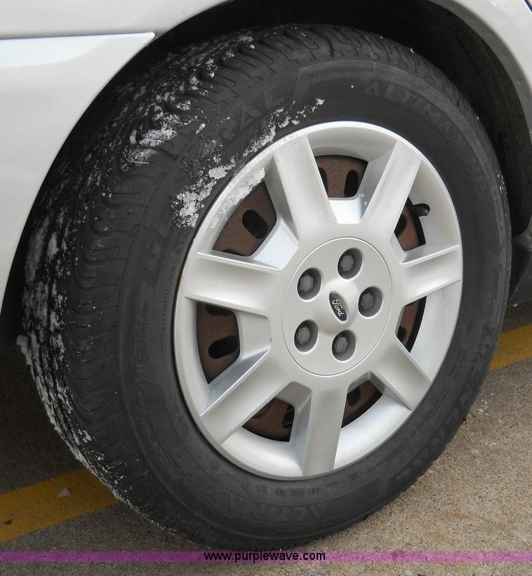 image for item 7808 2005 Ford Taurus SE