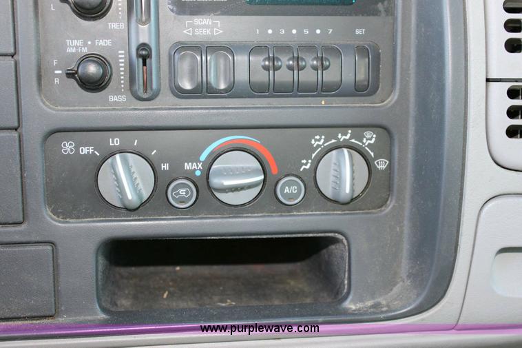 image for item 9151 1996 GMC C1500 Suburban Sierra SL