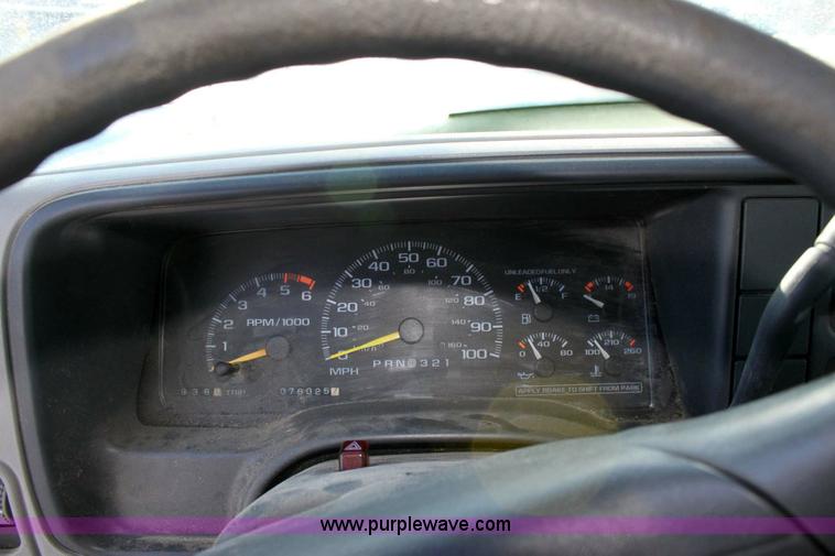 image for item 9151 1996 GMC C1500 Suburban Sierra SL