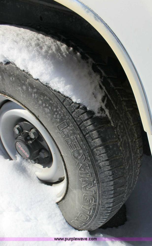 image for item 9151 1996 GMC C1500 Suburban Sierra SL