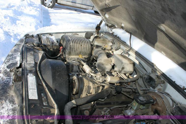 image for item 9151 1996 GMC C1500 Suburban Sierra SL